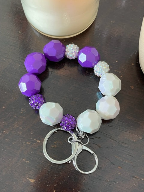 This bracelet features eight (4 purple and 4 white) 20mm facetted beads with two beads bookended by 2 purple and 2 white 12mm beads. with a silver swivel lobster claps and keyring